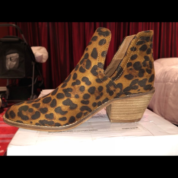 BRAND NEW WITH BOX Women Western Short Ankle Pointed Toe Booties Boot LEOPARD - Picture 2 of 5